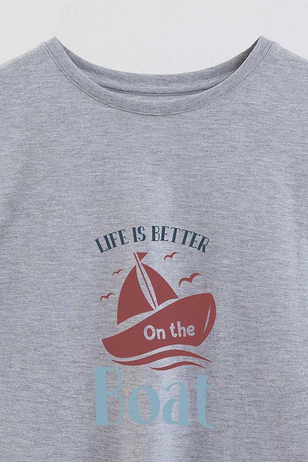 REMERA BOY OVER NT LIFE IS BETTER ON THE BOAT