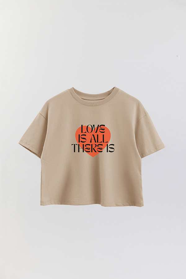 REMERA CROP ESTAMPADA LOVE IS ALL THERE IS