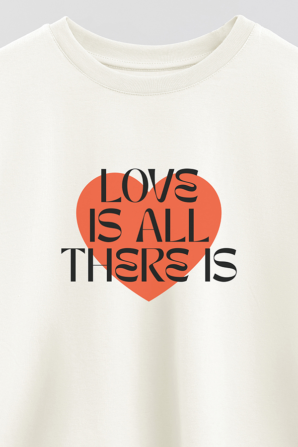 REMERA CROP ESTAMPADA LOVE IS ALL THERE IS