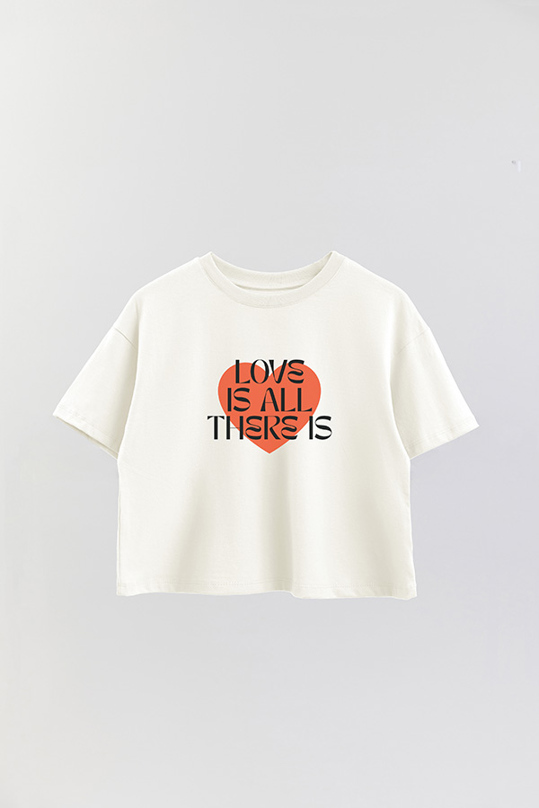 REMERA CROP ESTAMPADA LOVE IS ALL THERE IS
