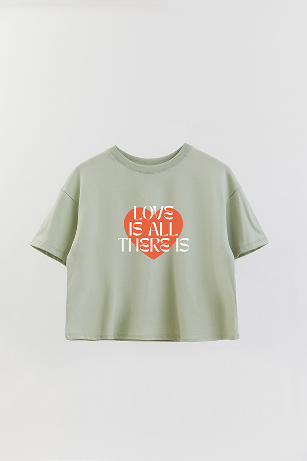 REMERA CROP ESTAMPADA LOVE IS ALL THERE IS