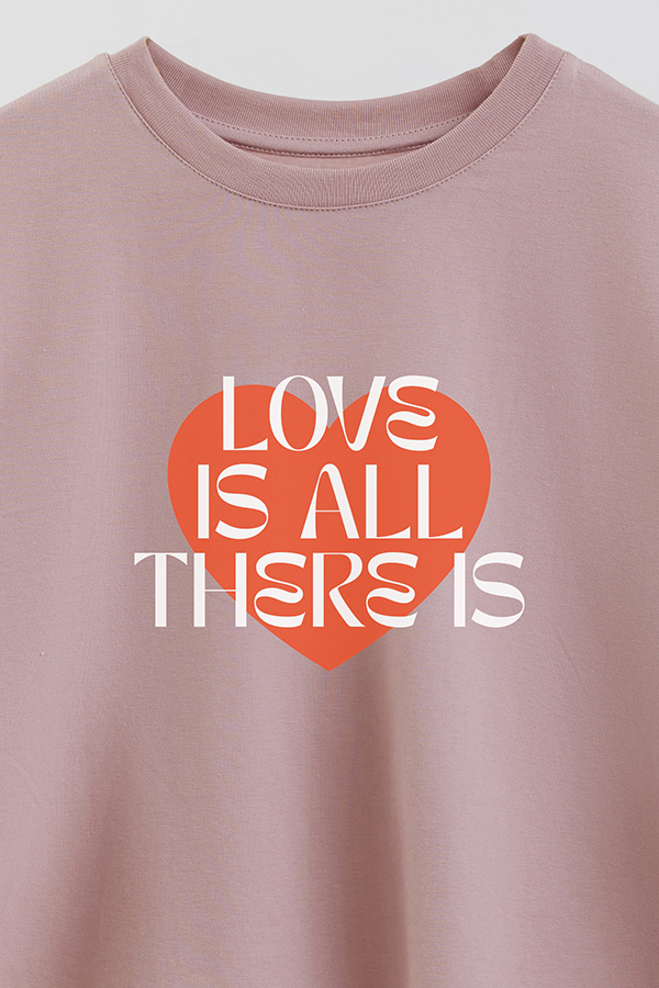 REMERA CROP ESTAMPADA LOVE IS ALL THERE IS