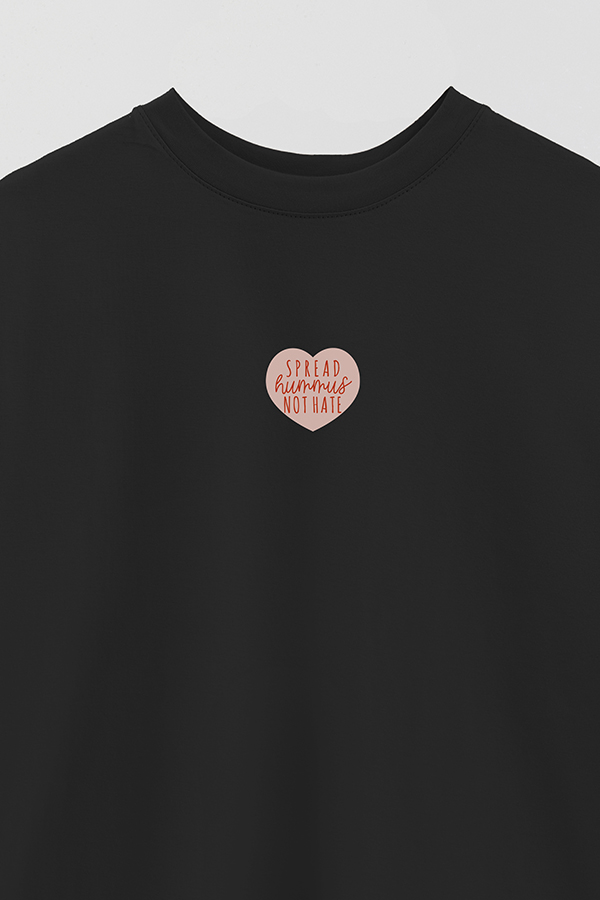 REMERA OVER ESTAMPADA VEGAN SPREAD HUMMUS