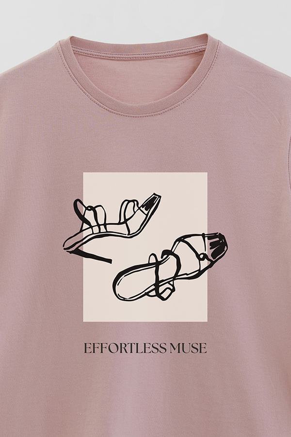 REMERA BASICA ESTAMPADA EFFORTLESS MUSE