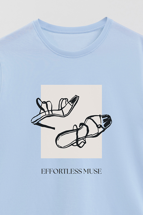 REMERA BASICA ESTAMPADA EFFORTLESS MUSE
