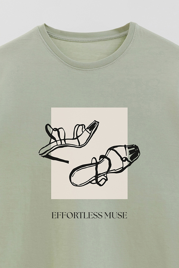REMERA BASICA ESTAMPADA EFFORTLESS MUSE