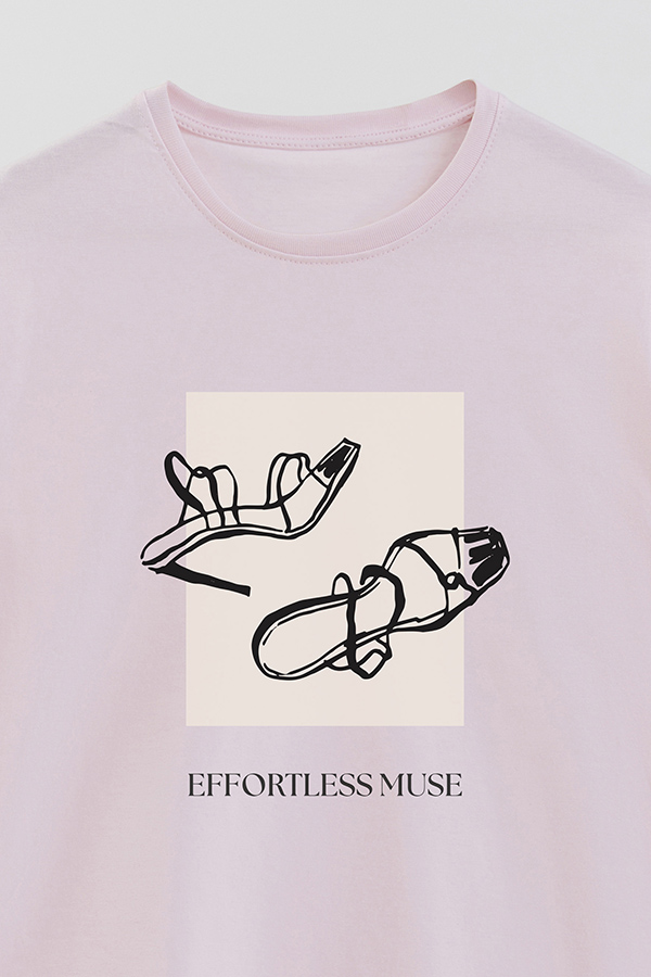 REMERA BASICA ESTAMPADA EFFORTLESS MUSE