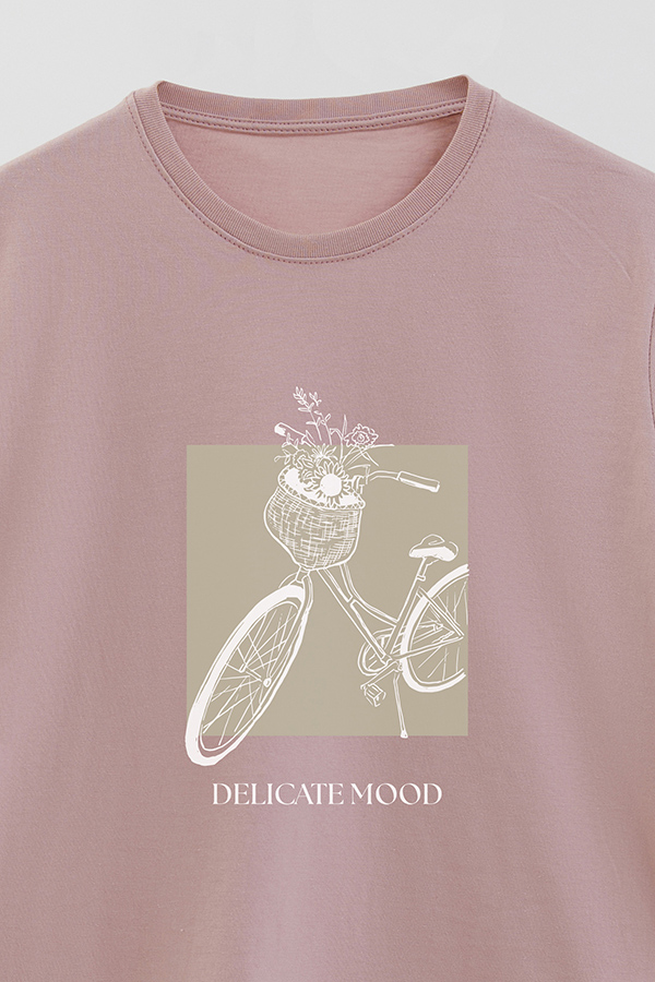 REMERA BASICA ESTAMPADA DELICATE MOOD