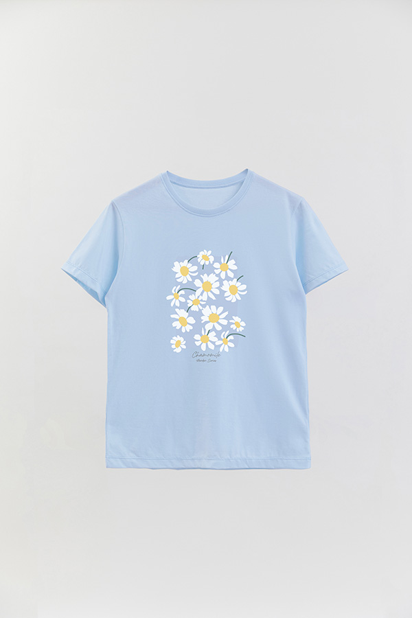 REMERA BASICA ESTAMPADA GARDEN CHAMOMILE BLUE