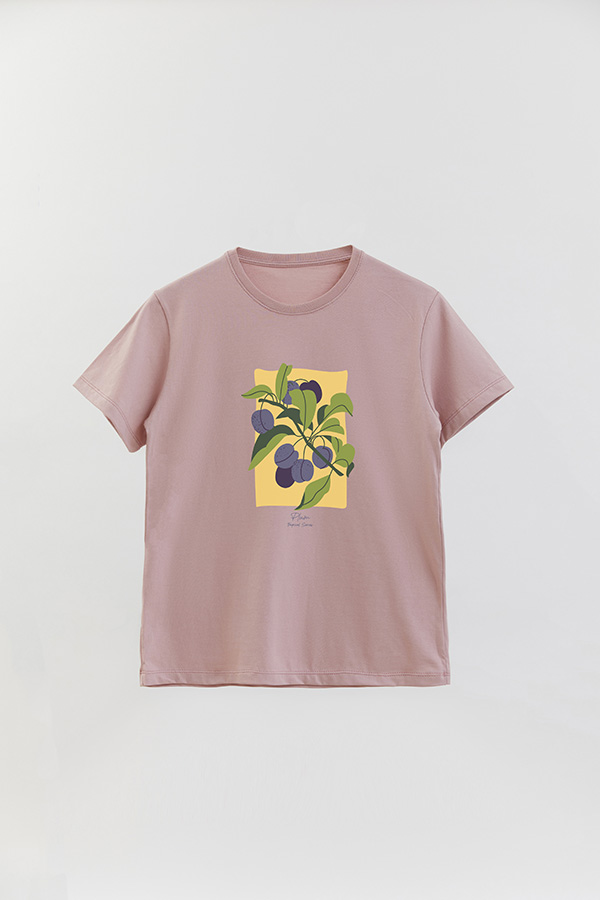 REMERA BASICA ESTAMPADA FRUITS PLUM
