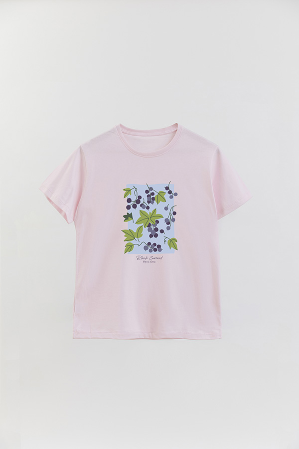 REMERA BASICA ESTAMPADA FRUITS BLACK CURRANT