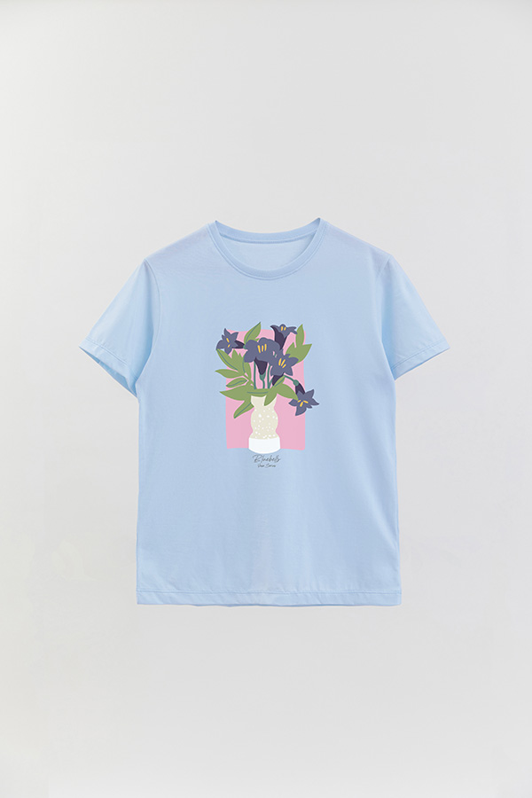 REMERA BASICA ESTAMPADA FLORAL BLUEBELLS