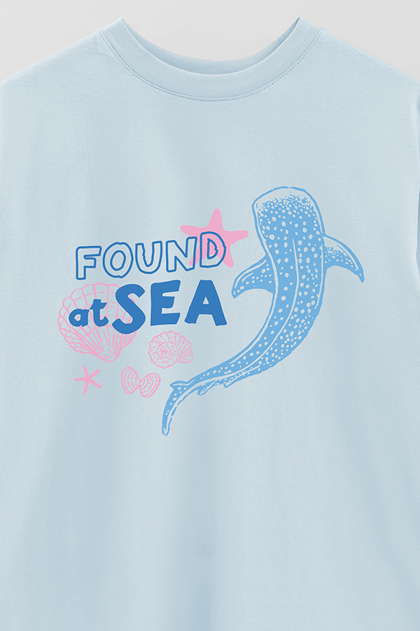 REMERA OVER ESTAMPADA SB FOUND AT SEA