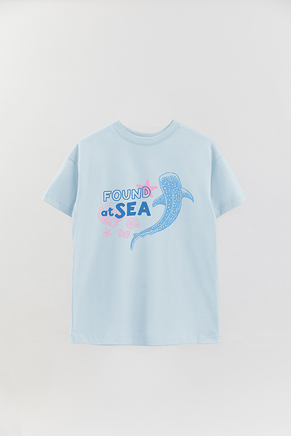 REMERA OVER ESTAMPADA SB FOUND AT SEA