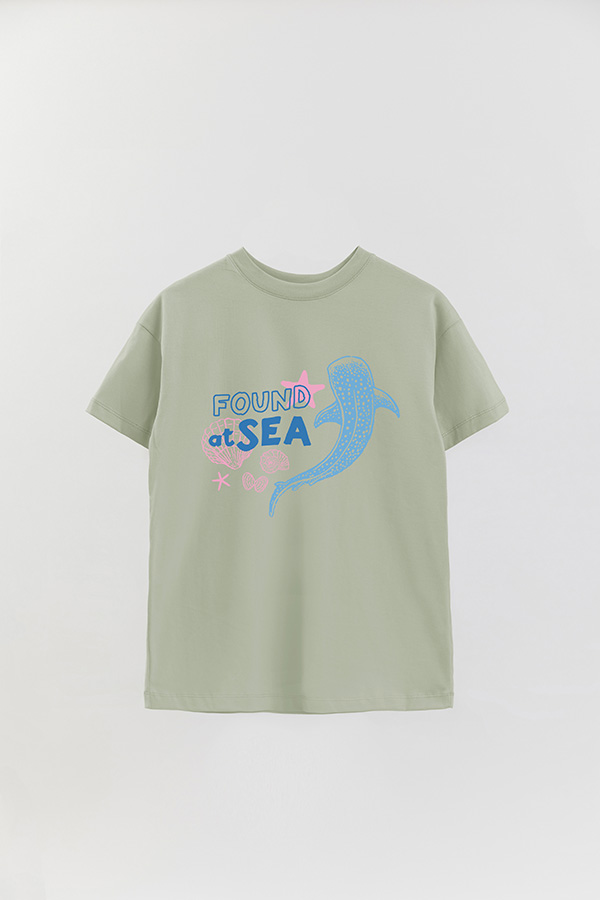 REMERA OVER ESTAMPADA SB FOUND AT SEA