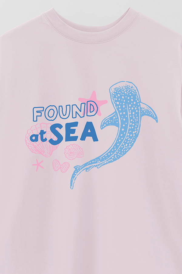REMERA OVER ESTAMPADA SB FOUND AT SEA