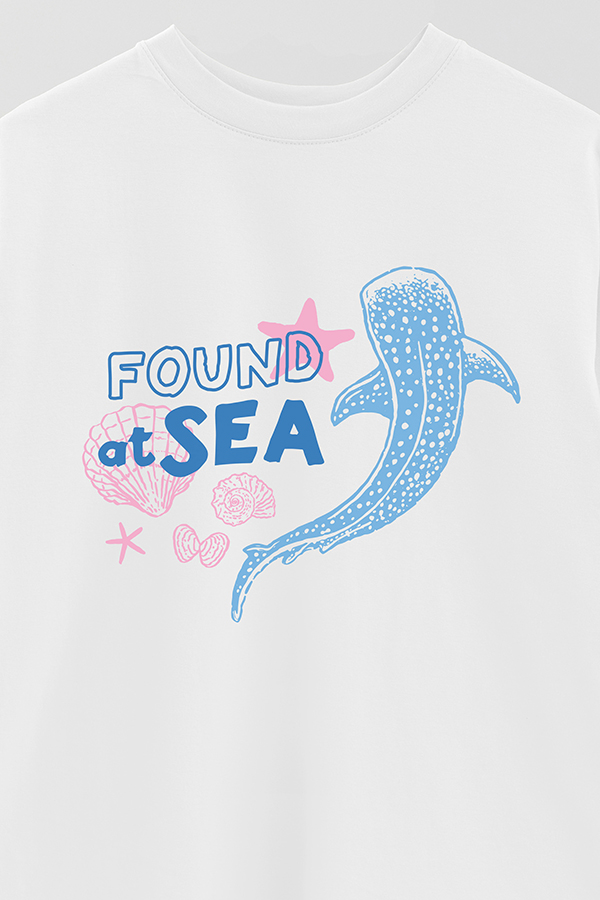 REMERA OVER ESTAMPADA SB FOUND AT SEA