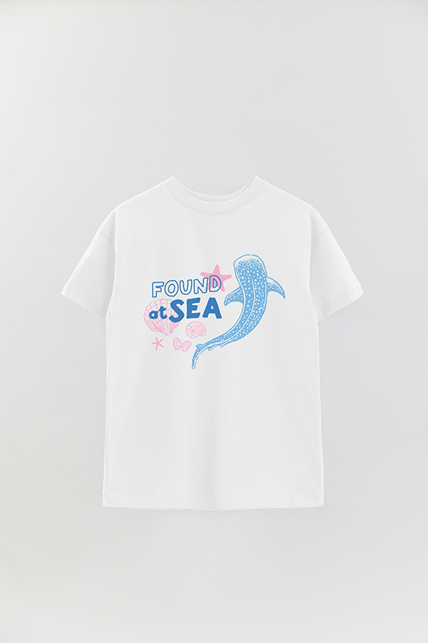 REMERA OVER ESTAMPADA SB FOUND AT SEA