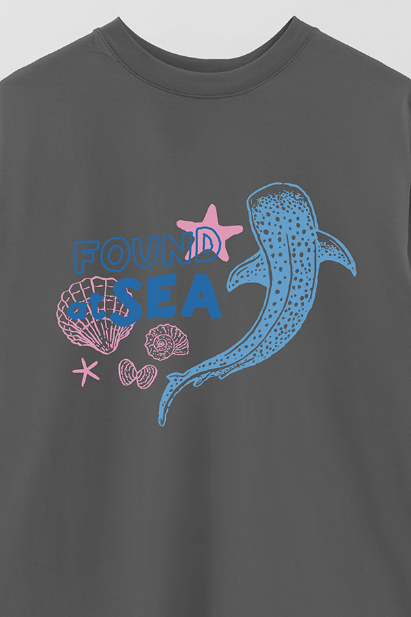 REMERA OVER ESTAMPADA SB FOUND AT SEA