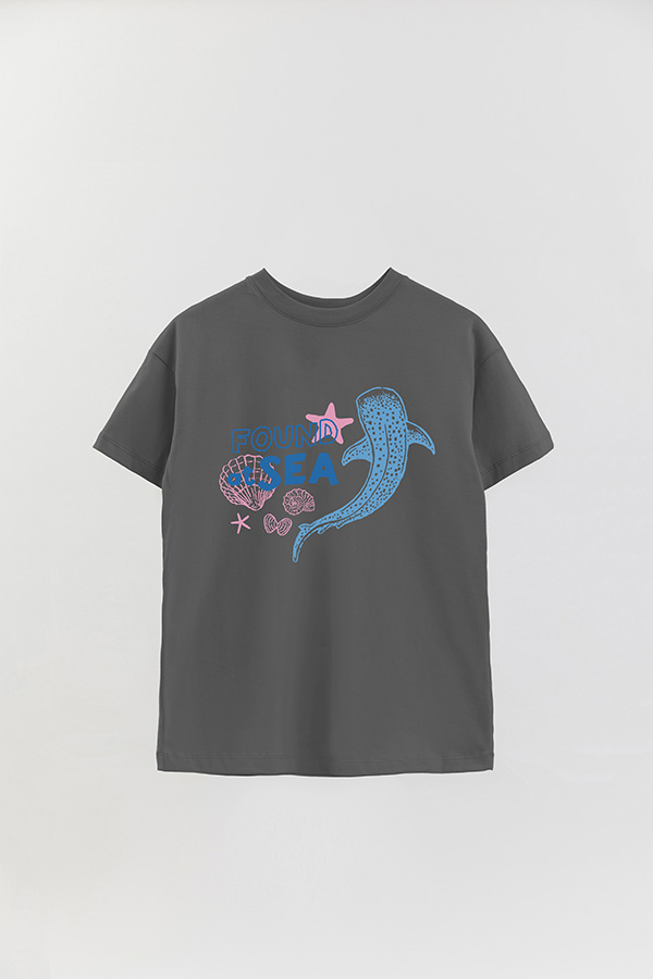 REMERA OVER ESTAMPADA SB FOUND AT SEA