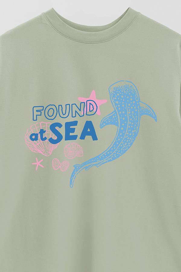 REMERA OVER ESTAMPADA SB FOUND AT SEA
