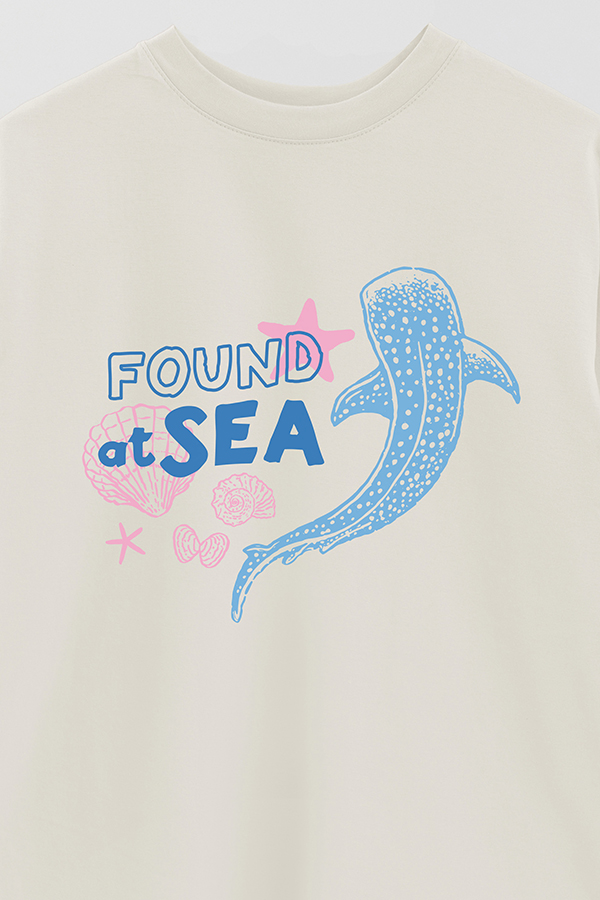 REMERA OVER ESTAMPADA SB FOUND AT SEA