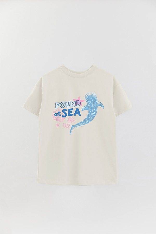 REMERA OVER ESTAMPADA SB FOUND AT SEA