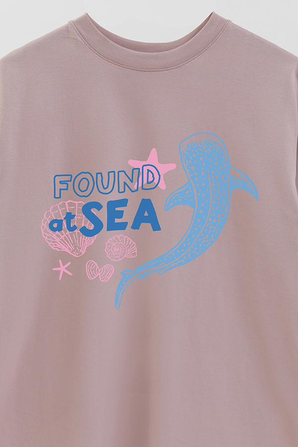 REMERA OVER ESTAMPADA SB FOUND AT SEA