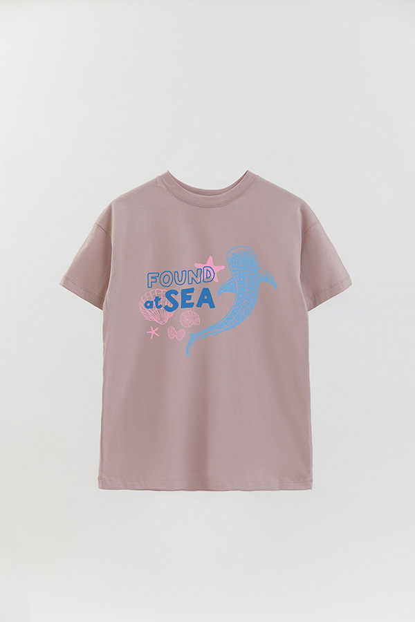 REMERA OVER ESTAMPADA SB FOUND AT SEA