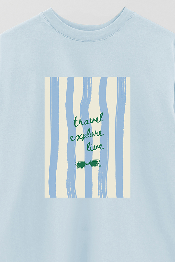 REMERA OVER ESTAMPADA STP TRAVEL EXPLORE LIVE