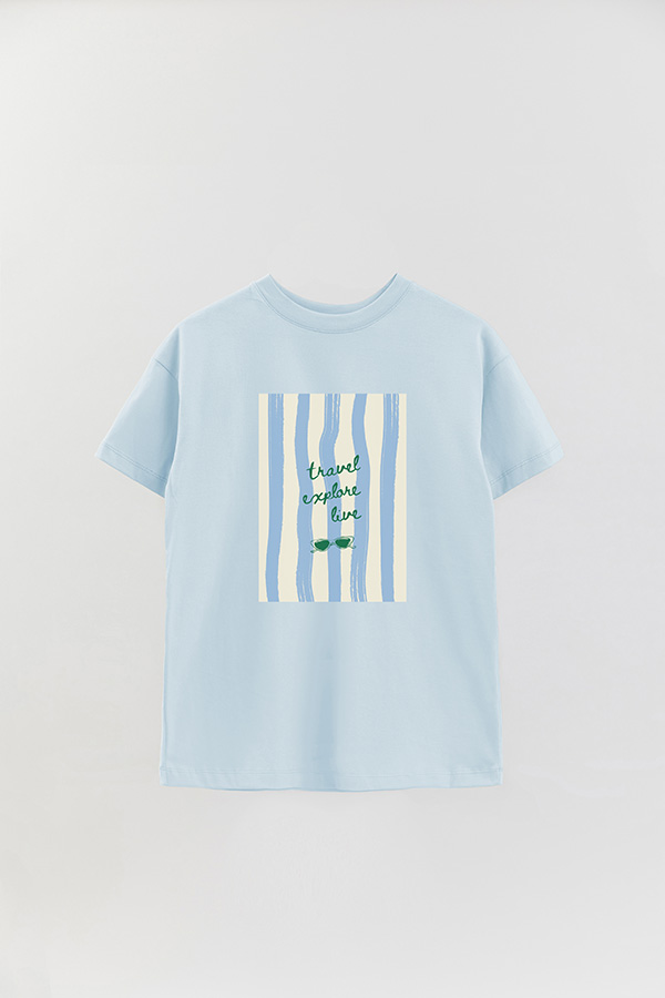 REMERA OVER ESTAMPADA STP TRAVEL EXPLORE LIVE