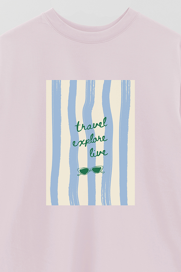 REMERA OVER ESTAMPADA STP TRAVEL EXPLORE LIVE