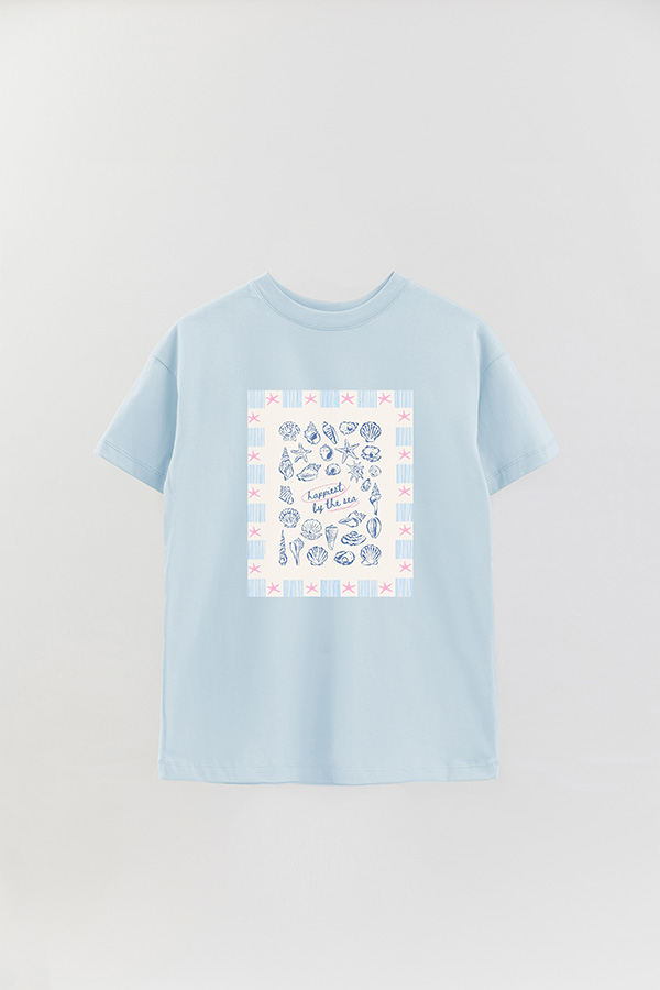 REMERA OVER ESTAMPADA STP HAPPIEST BY THE SEA