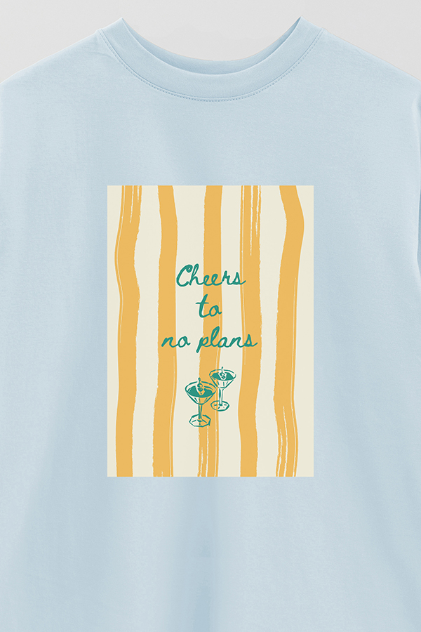 REMERA OVER ESTAMPADA STP CHEERS TO NO PLANS