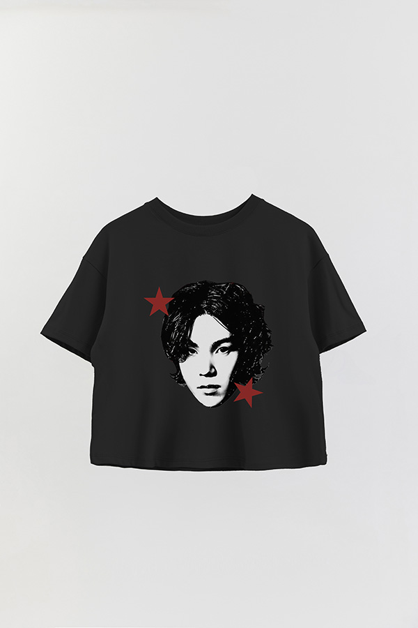 REMERA CROP ESTAMPADA BTS STAR SUGA