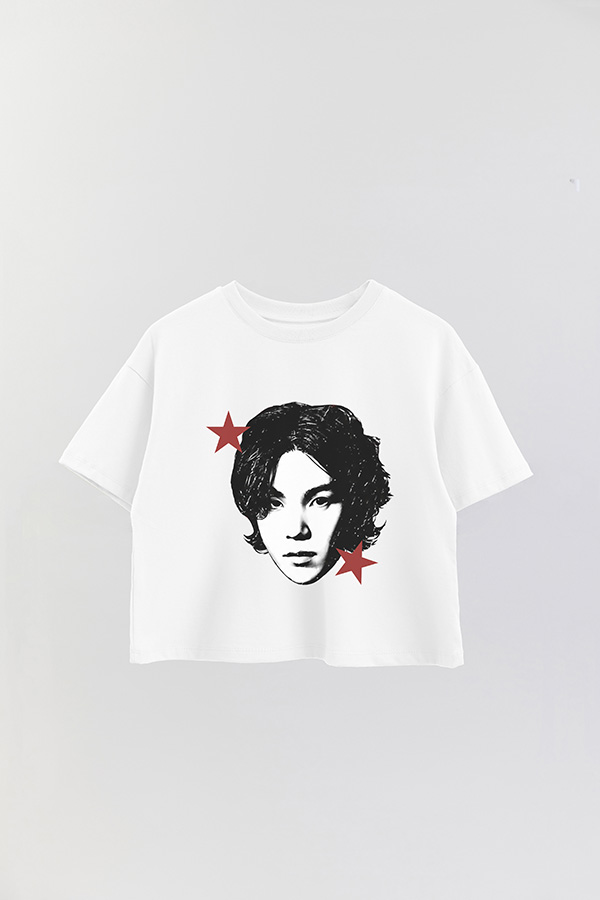 REMERA CROP ESTAMPADA BTS STAR SUGA