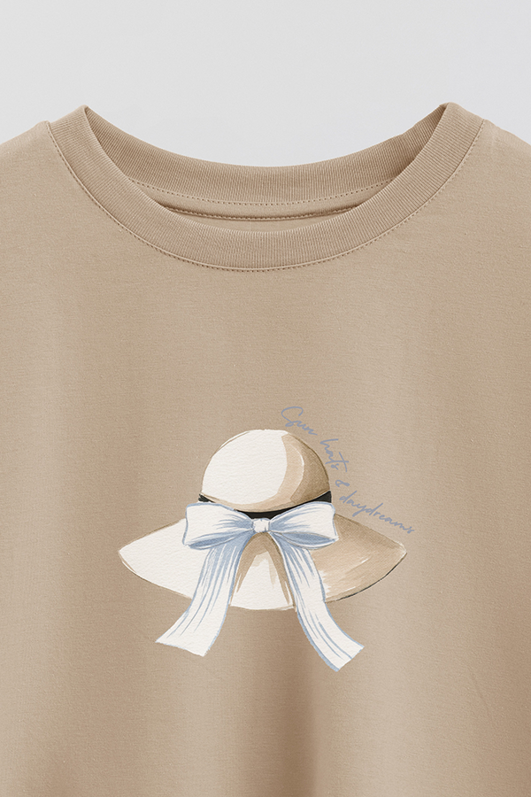 REMERA CROP ESTAMPADA COASTAL SUN HAT DAYDREAM