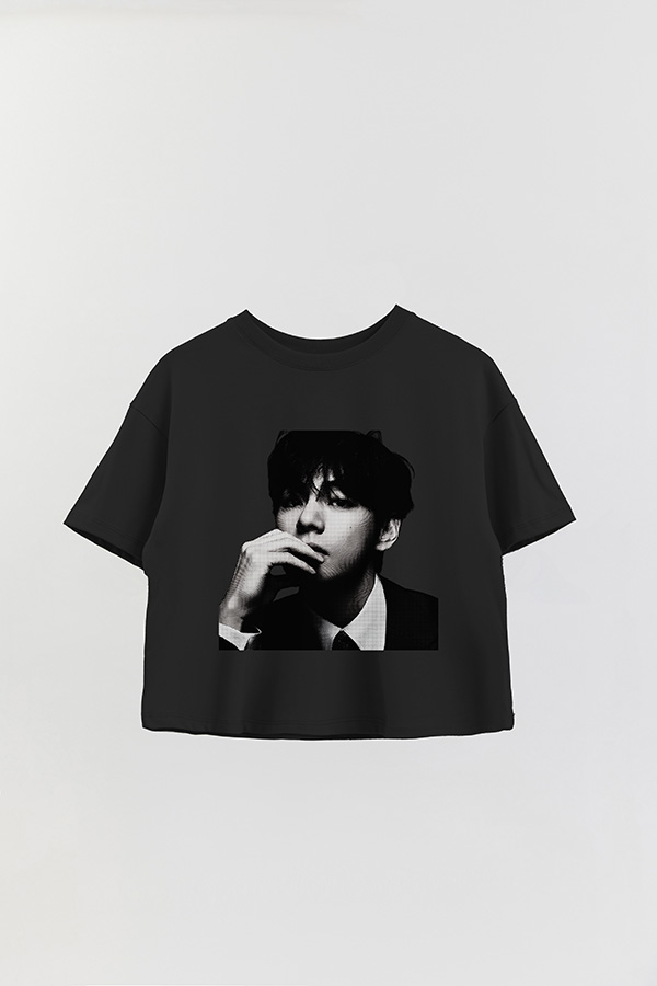 REMERA CROP ESTAMPADA BTS FR V