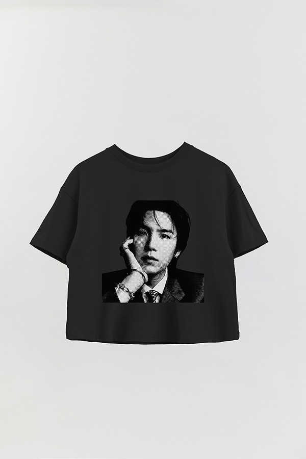 REMERA CROP ESTAMPADA BTS FR SUGA
