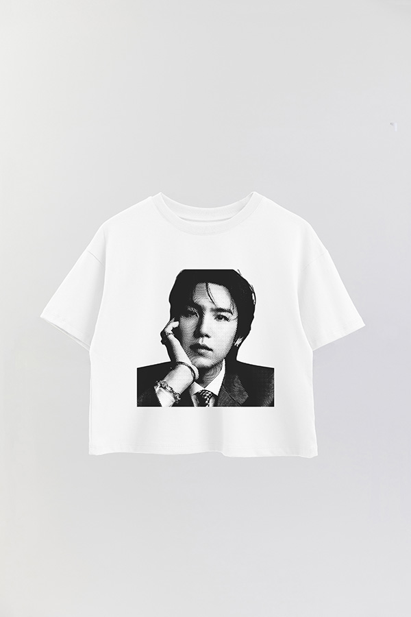 REMERA CROP ESTAMPADA BTS FR SUGA