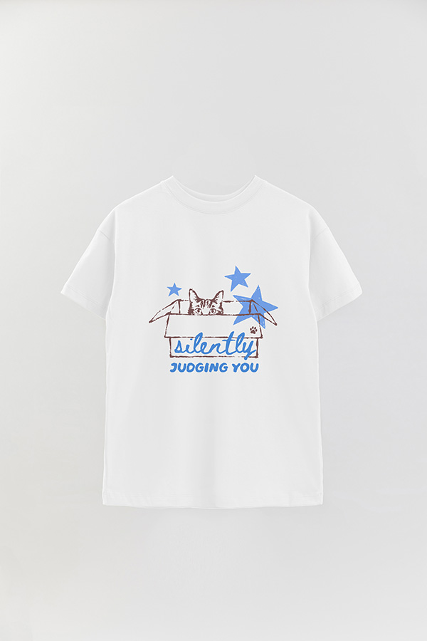 REMERA OVER ESTAMPADA CAT SILENTLY JUDGING YOU