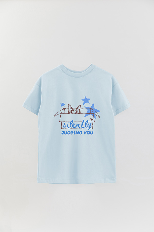 REMERA OVER ESTAMPADA CAT SILENTLY JUDGING YOU