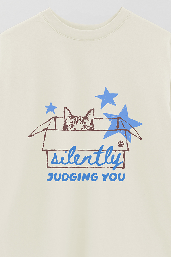 REMERA OVER ESTAMPADA CAT SILENTLY JUDGING YOU