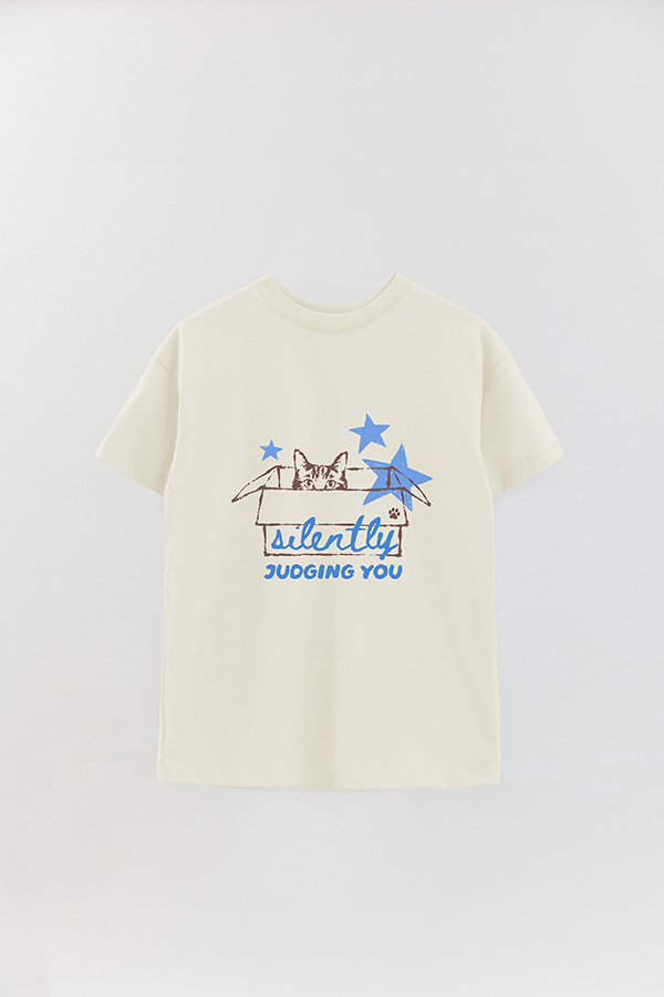 REMERA OVER ESTAMPADA CAT SILENTLY JUDGING YOU