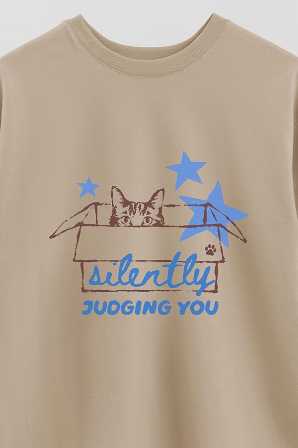 REMERA OVER ESTAMPADA CAT SILENTLY JUDGING YOU