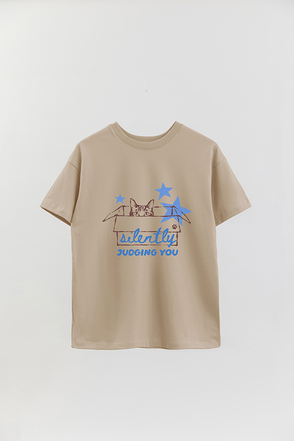 REMERA OVER ESTAMPADA CAT SILENTLY JUDGING YOU
