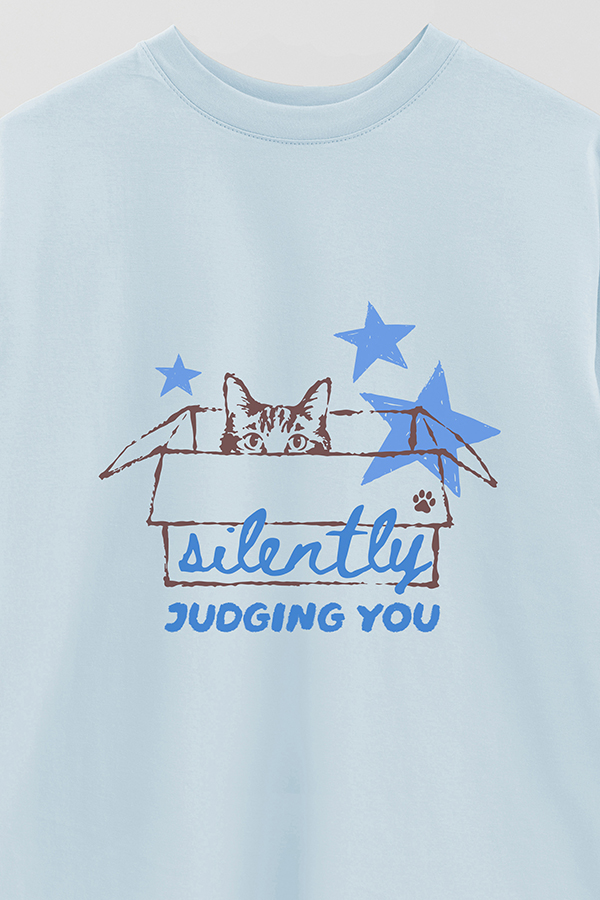 REMERA OVER ESTAMPADA CAT SILENTLY JUDGING YOU