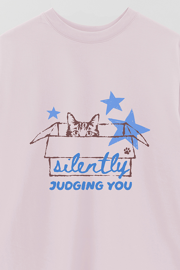 REMERA OVER ESTAMPADA CAT SILENTLY JUDGING YOU