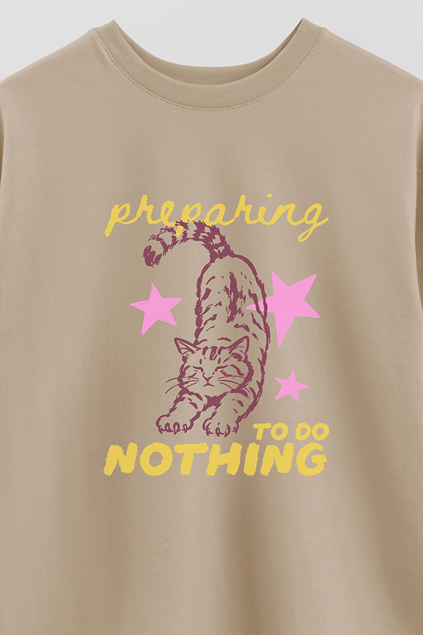 REMERA OVER ESTAMPADA CAT PREPARING TO DO NOTHING