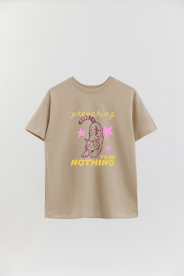REMERA OVER ESTAMPADA CAT PREPARING TO DO NOTHING